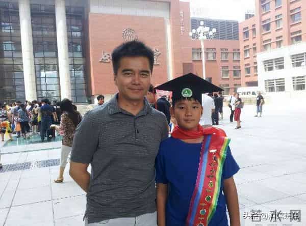 原来他就是许亚军大儿子,中戏毕业1米8大帅哥,和继母长得很像