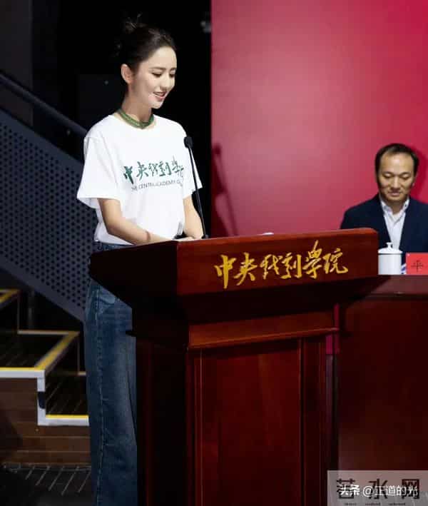 42岁佟丽娅和48岁靳东回中央戏剧学院庆母校75周年 差6岁像两代人