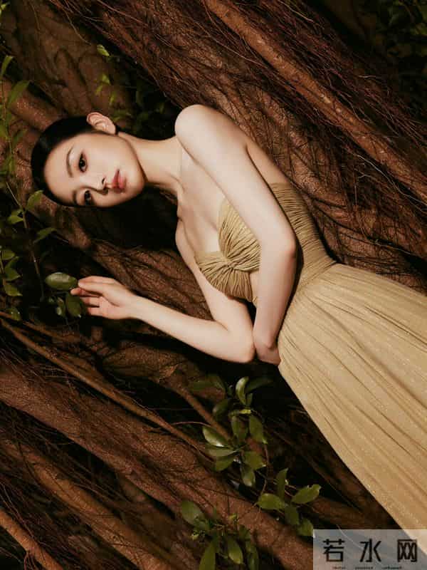 田曦薇金色礼服尽显好身材