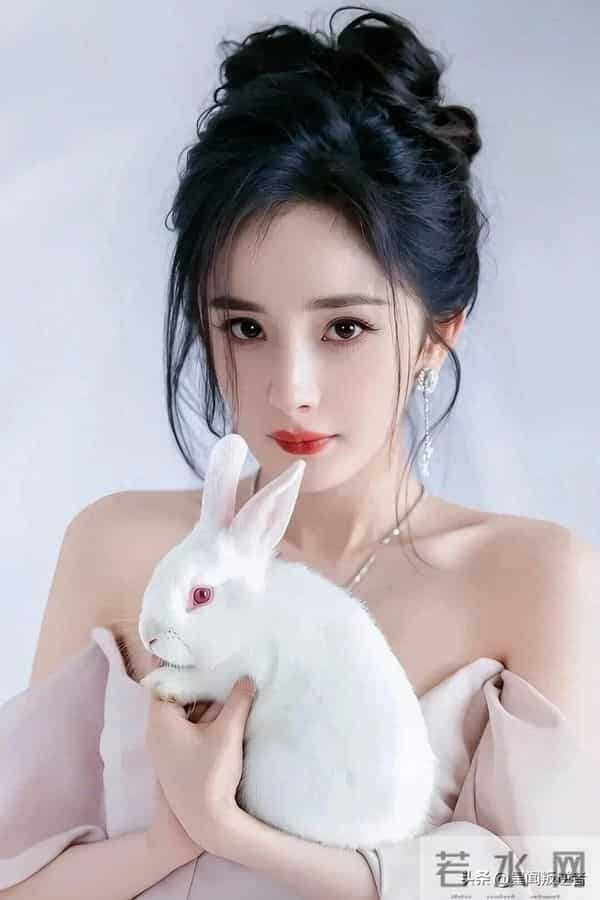 我的天，人间尤物杨幂的少女感真不是吹的，甜妹纯欲天花板