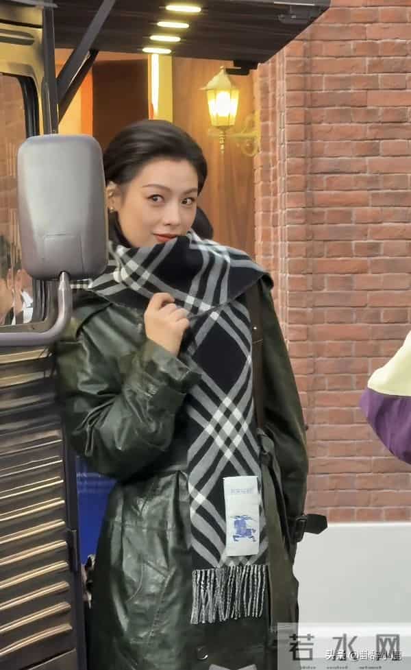 陈丽君现身北京王府井，一身绿皮风衣搭配湿发，美得毫不费力！