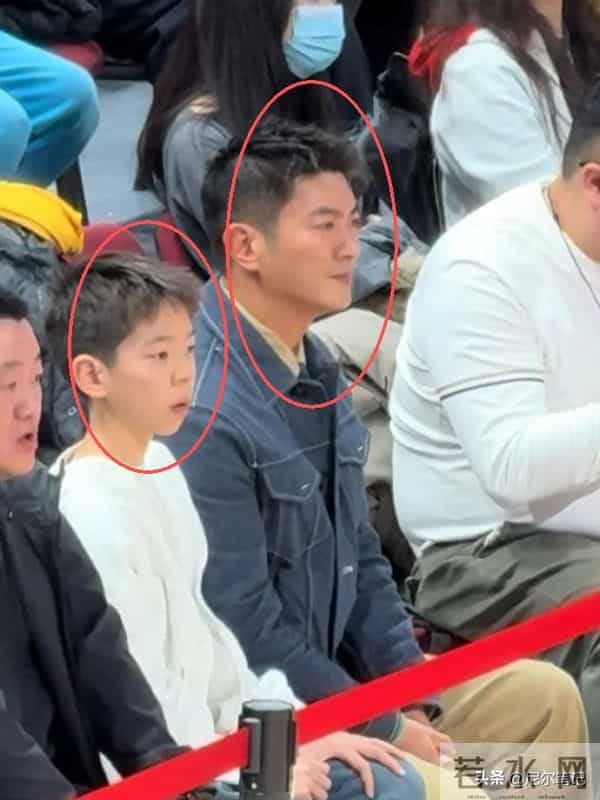 杜江带儿子看篮球，嗯哼与小时候判若两人，摘掉牙套大笑自信多了