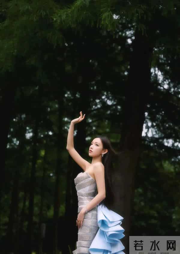 程潇抹胸礼服写真，身材太好了