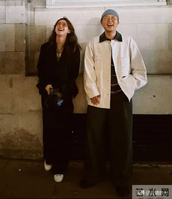 章泽天素颜皮肤紧致似少女 又和杜海涛伦敦同框 一起吃饭比耶合影