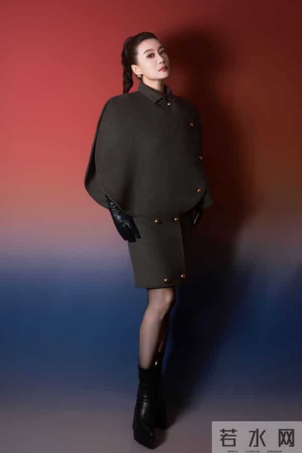 歌手谭晶舞台黑色丝袜筒靴造型，好有韵味