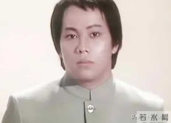 “陈真”梁小龙：定居成都当老板，77岁身手矫健，儿女双全很幸福