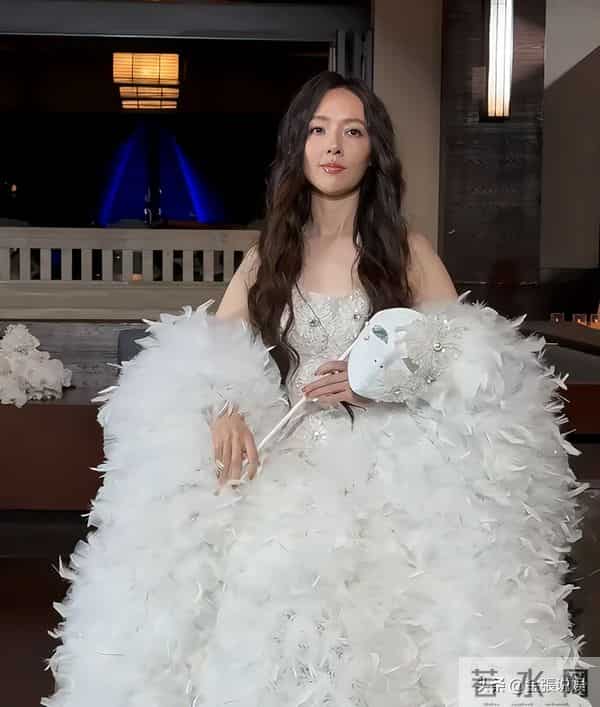 郭碧婷三亚走秀，双目无神被张予曦抢风头，曾曝女儿被同学孤立