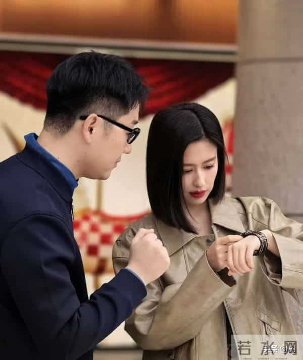 36岁颖儿现身上海，穿着小短裙，露出两条美腿，身材看起来真苗条