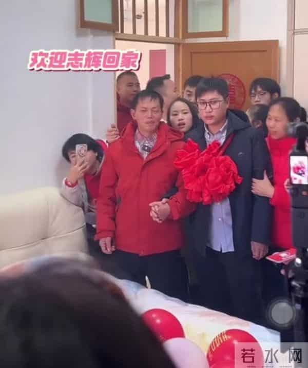 梁志辉露面了！五官随妈妈长相神似弟弟，80岁奶奶挤进人群送红包