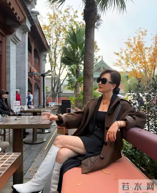 53岁的牛莉近照身材火辣，满身高奢