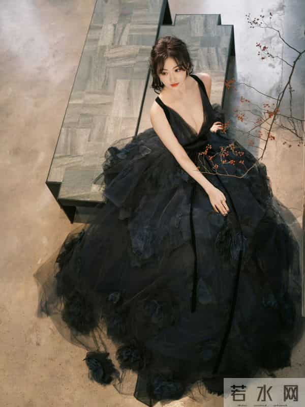 景甜一袭深V露背长裙性感妩媚