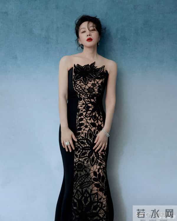 闫妮笑起来的梨涡依旧,眼神清澈明亮,美得如此真实、自然的女神