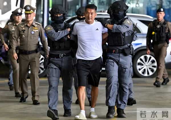 翻身无望！49岁赵薇近况再曝，表弟佘智江被捕，事业婚姻全失败