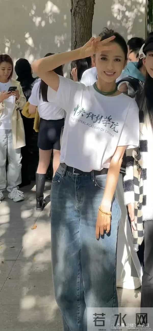 佟丽娅回中戏母校 丸子头穿大衣 42岁发际线高大脑门 细纹多法令纹深