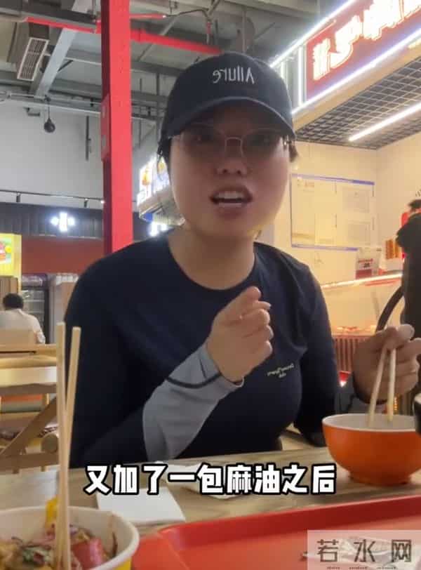 脱口秀女演员李雪琴探店吃米线，身形瘦到变样，有望成下一个贾玲