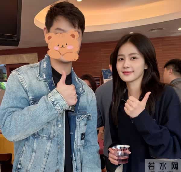 白鹿素颜接受采访，皮肤白皙像女高中生，大方得体不怯场