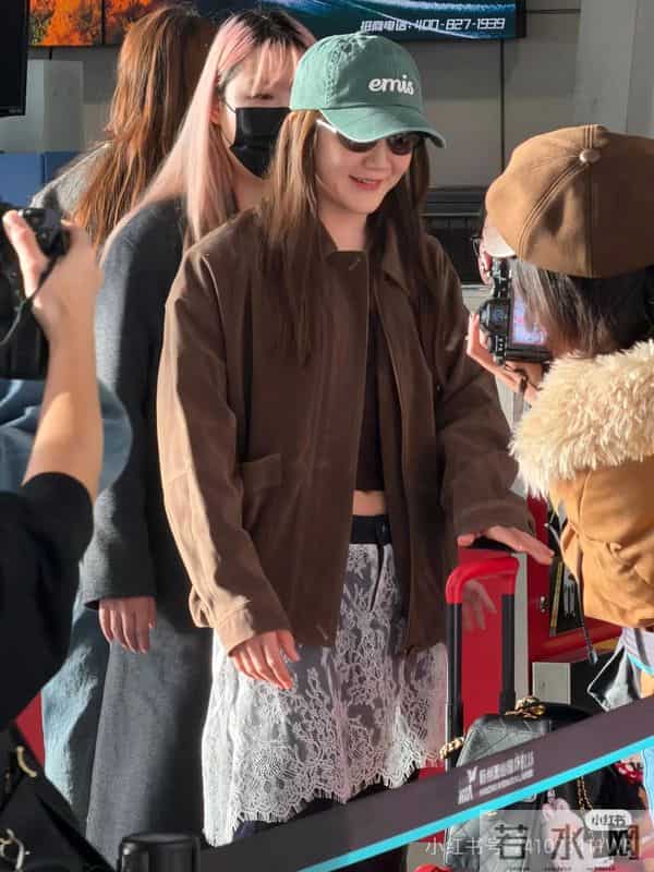 陈梦机场变秀场！穿麂皮夹克配蕾丝围帘喇叭裤，酷飒温柔切换自如