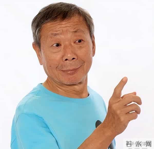 原来他已去世11年，早年恋情精彩52岁才结婚，遗孀比他小23岁