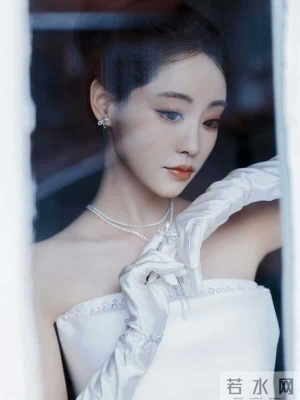 祝绪丹白色抹胸裙