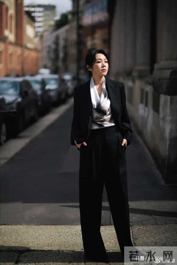 闫妮笑起来的梨涡依旧,眼神清澈明亮,美得如此真实、自然的女神