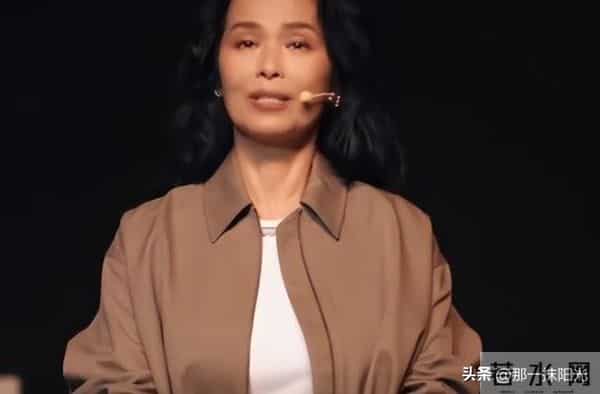 62岁韦唯现状：脊柱断裂已恢复，前夫已死，两个混血儿子回国相伴