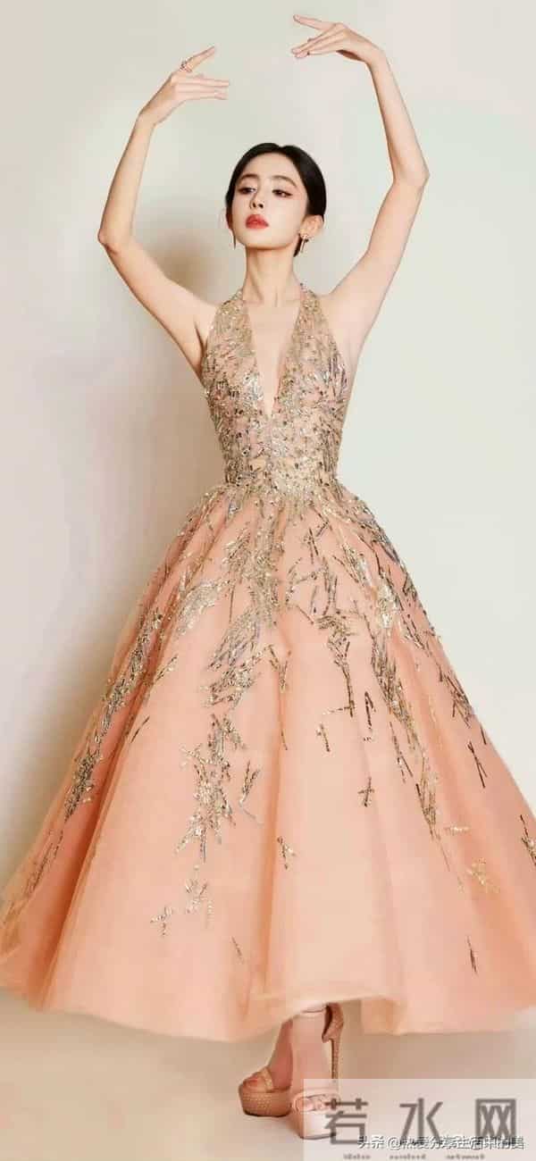 古力娜扎｜吊带礼服化身顶级魅魔