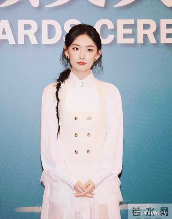 剧组耍大牌风波，周姓女星当众羞辱，胡姓演员受辱