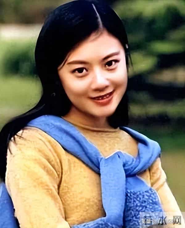 前央视主持人为爱情放弃国籍，走投无路回国捞金，如今过的怎样了