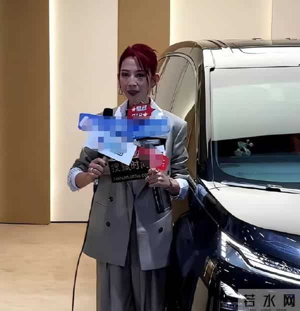 落地凤凰不如鸡？52岁蔡少芬现身广州车展，为钱累脱相，直言辛苦