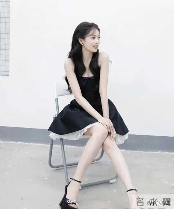白鹿，身穿黑色抹胸短裙，俏皮可爱
