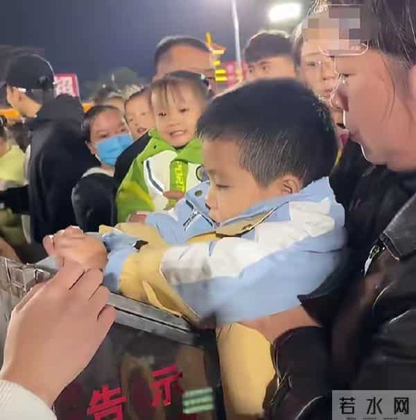 香港7亿捐款：霍家领头，第一批捐的明星出炉，榕江举动全网泪目