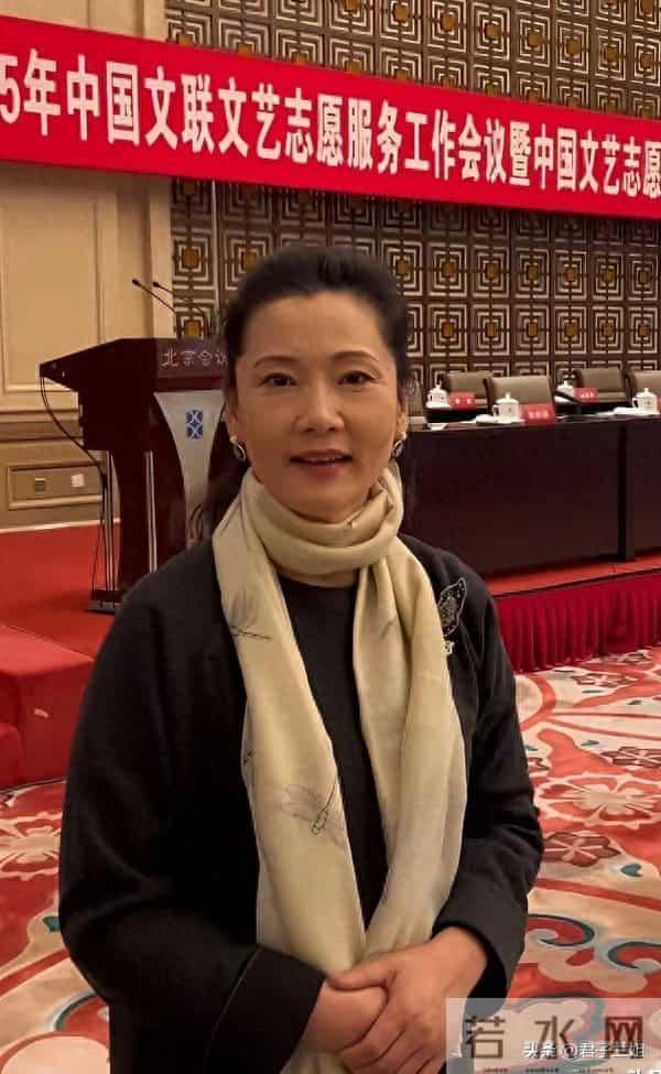 何赛飞是一个能说能讲非常聪明有分寸的人，任何场合都受人关注