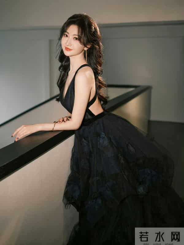 景甜一袭深V露背长裙性感妩媚