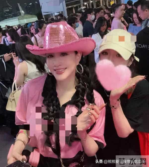 55岁钟丽缇现身新加坡看韩国女团演唱会，穿着粉色上衣，活力满满