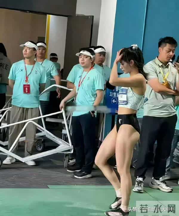 夏思凝这腿练得比吴艳妮还粗了！可见私下肯定没少下功夫的呀！