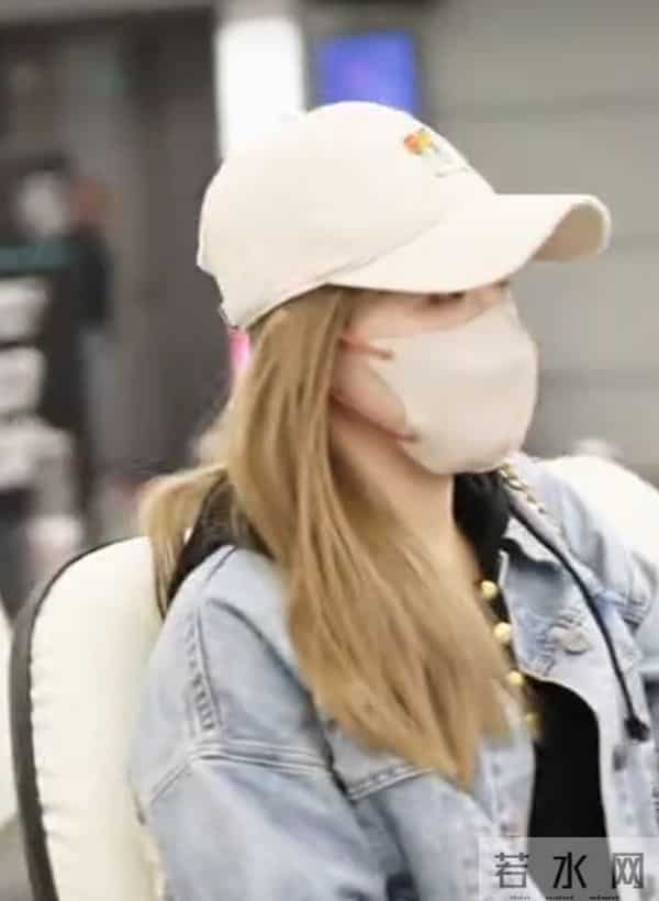 11.28刘诗雯抵达杭州，牛仔外套配帽子尽显休闲洒脱气质