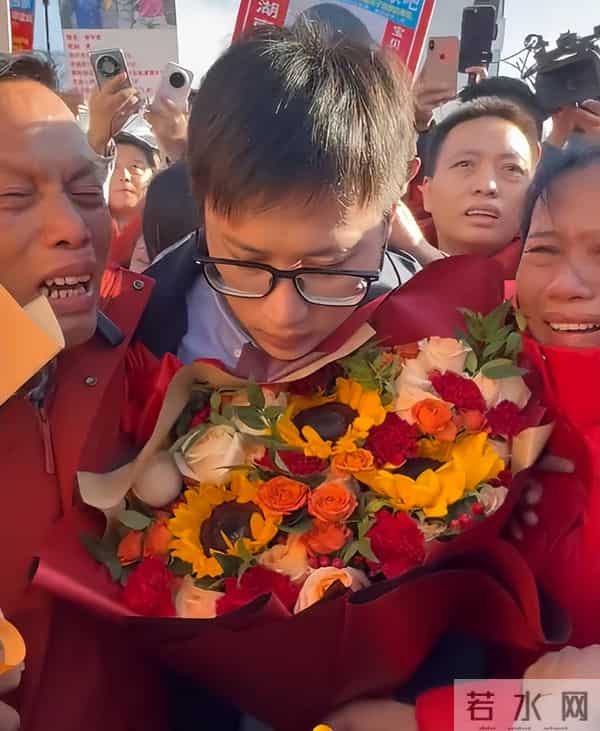 梁志辉露面了！五官随妈妈长相神似弟弟，80岁奶奶挤进人群送红包