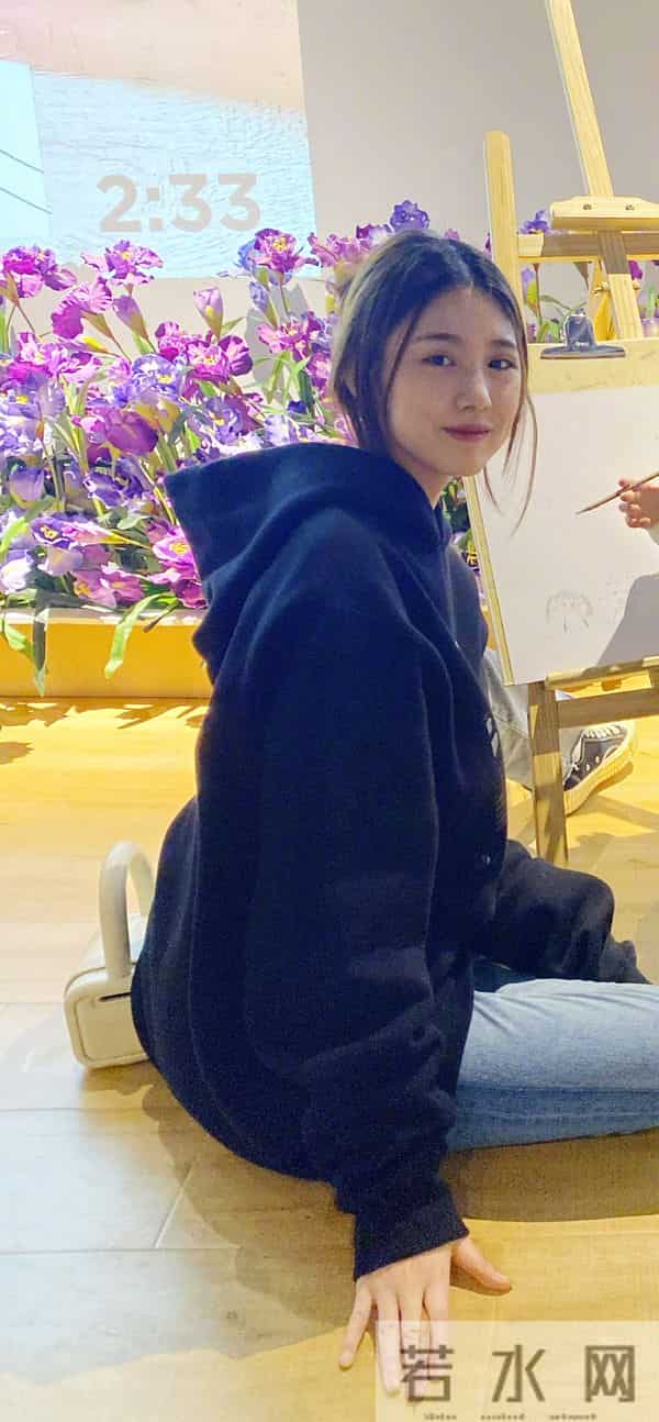 汪峰女儿小苹果早恋，穿沙滩短裤和男友合照，三任后妈章子怡最暖