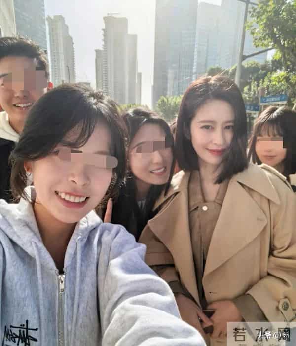 36岁颖儿现身上海，穿着小短裙，露出两条美腿，身材看起来真苗条