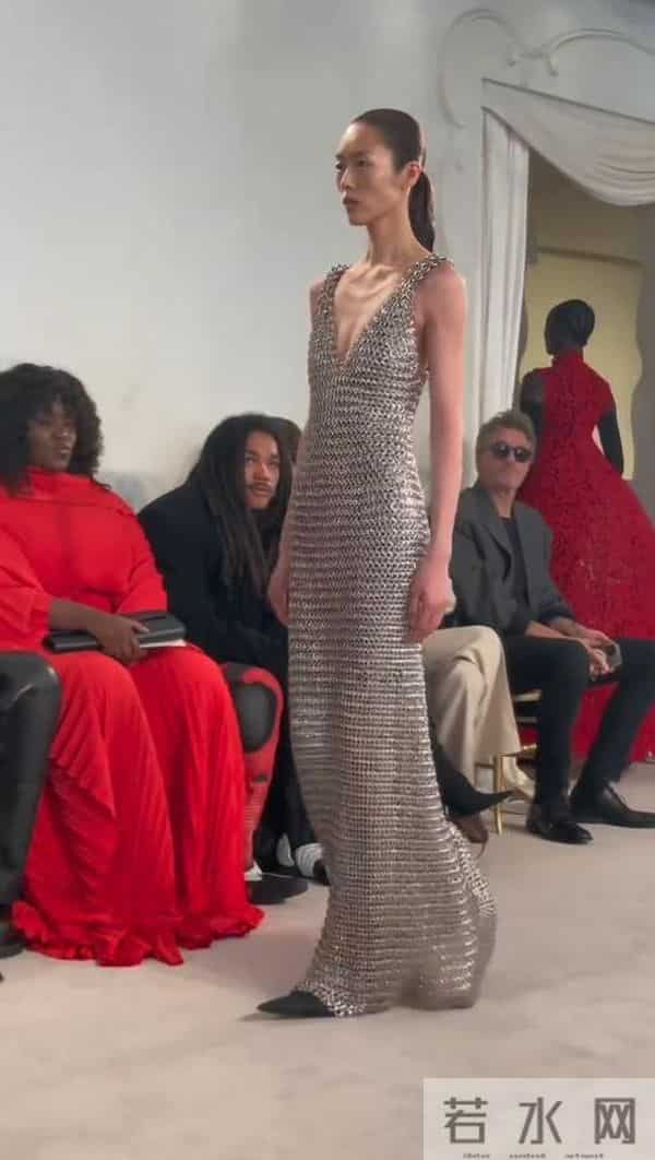 刘雯现身北京活动，深V衬衫配雨靴，扁胸扁屁股好抢眼