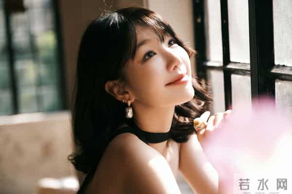 条纹椅撒娇：徐梦洁蓬蓬裙侧头笑