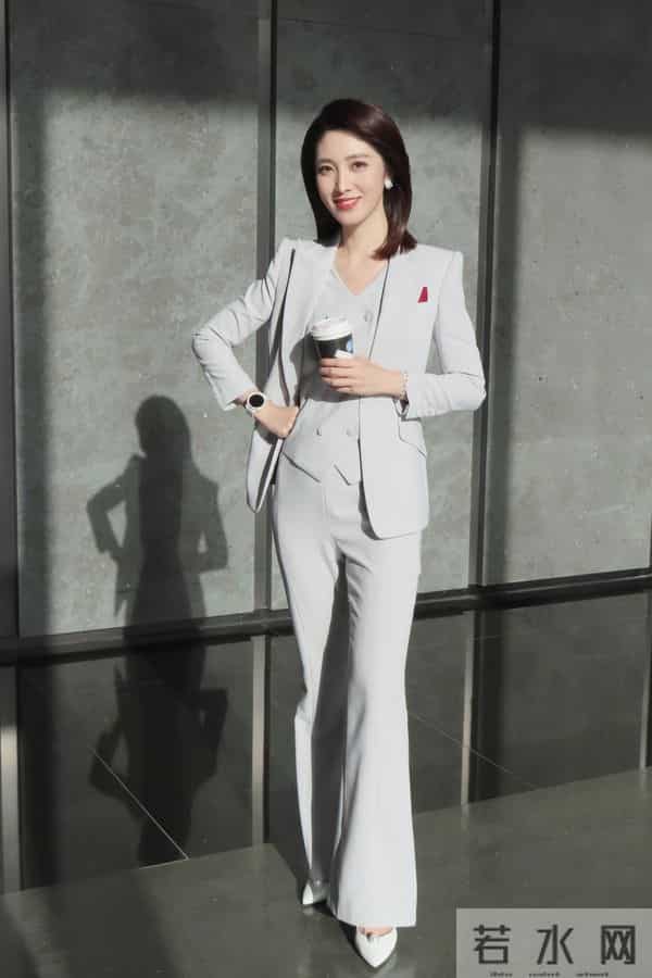 何卿分享最新工作照并配文，这周的工作做完了