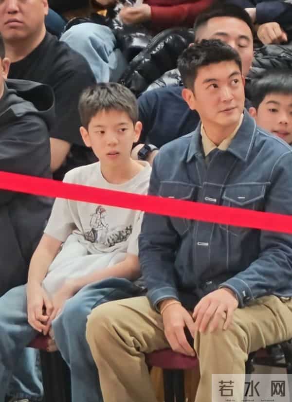 杜江带儿子嗯哼看男篮世预赛，儿子与妈妈霍思燕越来越像！