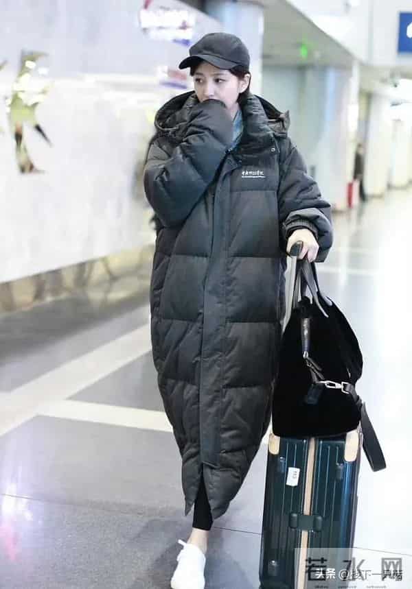 佟丽娅回中戏母校 丸子头穿大衣 42岁发际线高大脑门 细纹多法令纹深