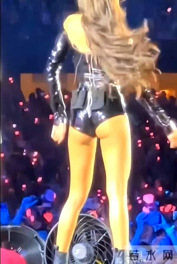 Lisa演出造型频繁露臀蛋，把低俗当成性感，疯马秀对她的影响太大