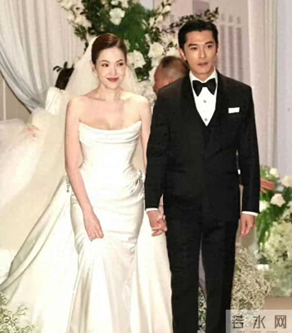 李靓蕾参加邱泽许玮甯婚礼，深V长裙开到胸口，想不被注意都难