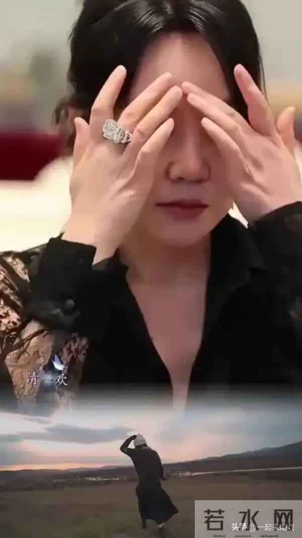 闫妮笑起来的梨涡依旧,眼神清澈明亮,美得如此真实、自然的女神