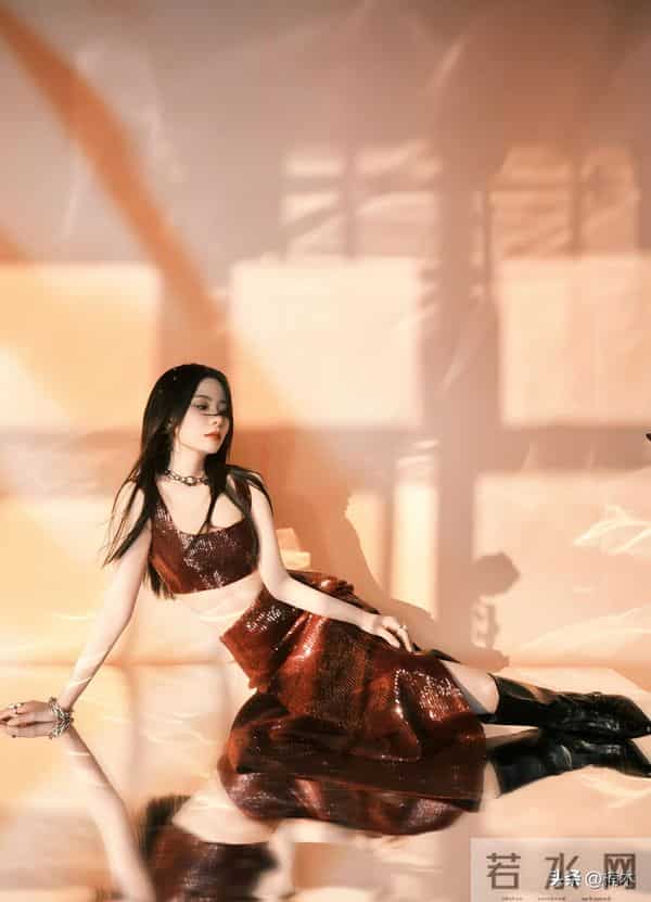 陈卓璇红裙美出圈！复古妩媚太上头，这气质绝了