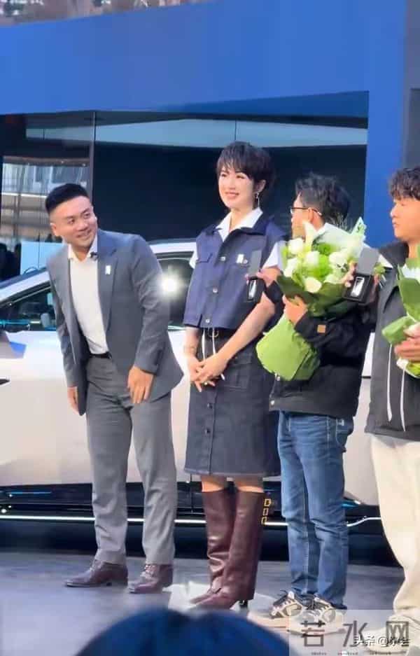 两帅哥提新车排面拉满，姚安娜搭档董事长亲自交付，这待遇绝了