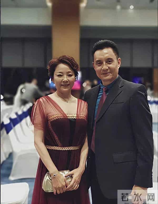 张瑜已是60多的人了！风采依旧，举手投足尽显东方女性的优雅端庄